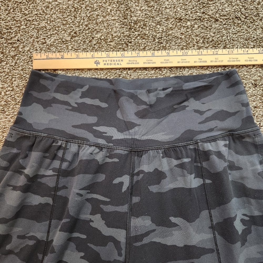 Athleta Salutation Camo Jogger Size Medium - Picture 6 of 9